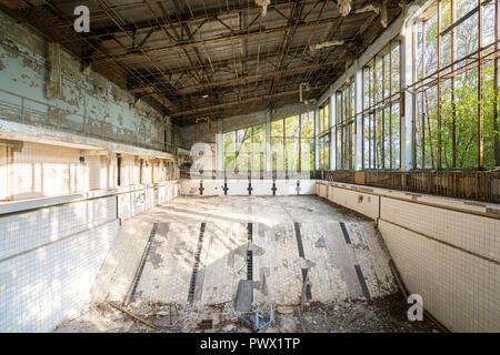 Innenansicht eines verlassenen Schwimmbad in Tschernobyl, Ukraine. Stockfoto