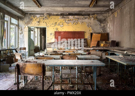 Innenansicht eines Musik Unterricht in einer verlassenen Schule in Tschernobyl, Ukraine. Stockfoto