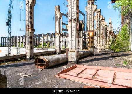 Strukturen auf dem Dach eines unfertigen Atomreaktor in Tschernobyl, Ukraine. Stockfoto