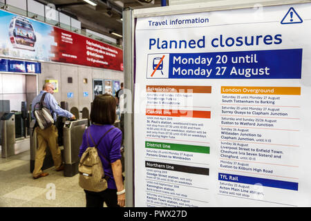 London England, Großbritannien, Lambeth South Bank, London Waterloo, Bahnhof, U-Bahn-U-Bahn, Reiseinformationen geplante Schließungen, Mann Männer, Frau fema Stockfoto