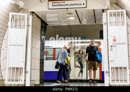 London England, Großbritannien, Lambeth South Bank, London Waterloo, Bahnhof, U-Bahn-U-Bahn, Bahnsteig, Zug, Bakerloo-Linie, Mann Männer, Frau weibliche Wome Stockfoto