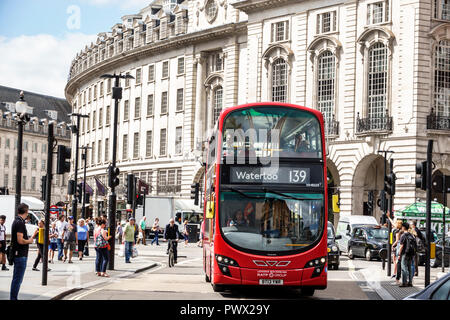 London England, Großbritannien, West End Piccadilly Circus, St. James's, Regent Street, roter Doppeldeckerbus, Fußgänger, Großbritannien GB Englisch Europa, UK180821024 Stockfoto