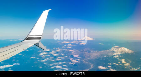 Mount Rainier gesehen von einem Flugzeug Fenster Stockfoto