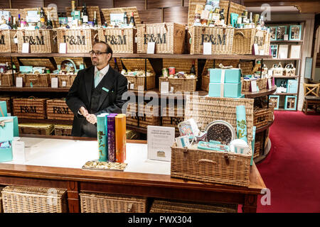 London England, UK West End St James's, Piccadilly, Fortnum & Mason, Shopping Shopper Shopper Shopper Shops Markt Märkte Marktplatz Kauf Verkauf, Einzelhandel Stockfoto