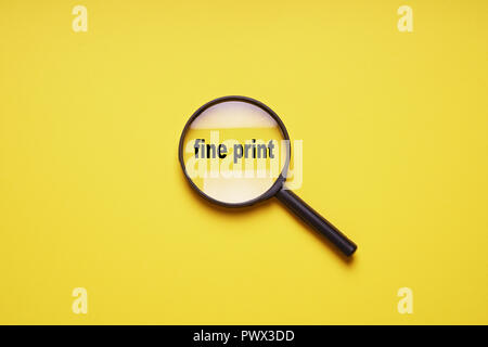 Fine Print erweiterten mit Lupe Lupe Lupe, minimalen Begriff auf gelbem Hintergrund mit Kopie Raum Stockfoto