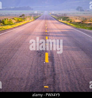 Straße in der Mitte eines riesigen Feld in Kalifornien Stockfoto
