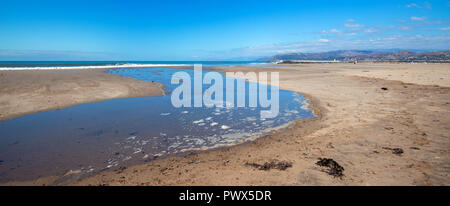 Wave tidal Überlauf in tide pool auf Surfer Knoll Strand in Ventura, Kalifornien Vereinigte Staaten von Amerika Stockfoto