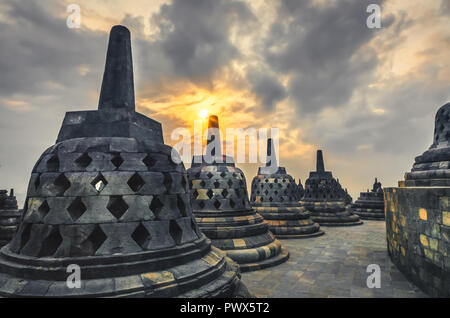 - 9. Jahrhundert Borobudur buddhistischen Tempel in Magelang Regency, Java, Indonesien bei Sonnenaufgang Stockfoto