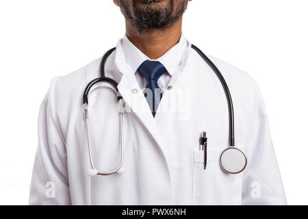Close-up auf weiß der Arzt Mantel isoliert mit Stethoskop und Stift in der Brusttasche isoliert auf weißem Stockfoto