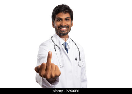 Freundlich indischen Medic mokiert sich jemand mit Mittelfinger als lustig Konzept isoliert auf weißem Stockfoto