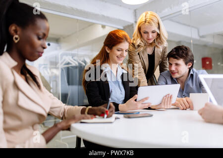Geschäftsleute, die Arbeit im Büro Stockfoto