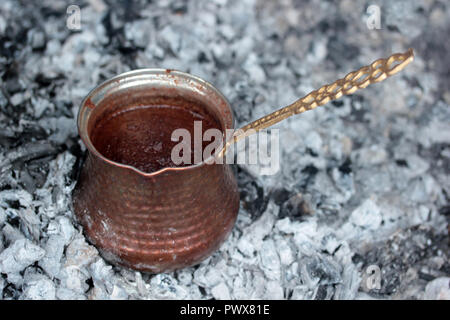 Türkischer Kaffee Topf auf Ember Stockfoto