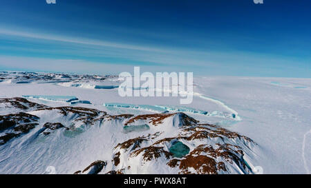 Panorama auf das Meer und die Eisberge und Eis auf dem Wasser vor ihm, das Terrain und die Landschaft der Antarktis, Tag, Sonnenuntergang. Stockfoto