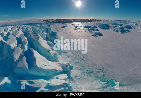 Panorama auf das Meer und die Eisberge und Eis auf dem Wasser vor ihm, das Terrain und die Landschaft der Antarktis, Tag, Sonnenuntergang. Stockfoto