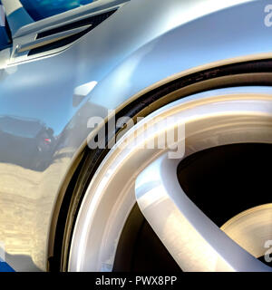 Felge mit weißen Speichen auf ein Glänzendes weißes Auto Stockfoto