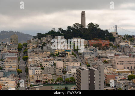 Auf Telegraph Hill ist Pioneer Park, wo Coit Tower bietet einen atemberaubenden 360° Blick über die Bucht und San Francisco Stockfoto