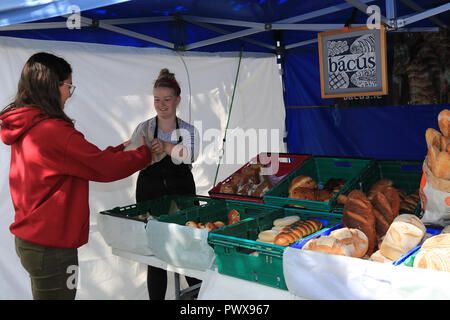 Junge Dame Verkauf von Brot Farmers Market, Tralee, County Kerry, Irland Stockfoto