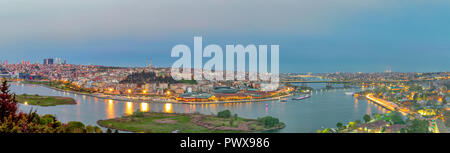 Istanbul Stadt Blick von Pierre Loti Teleferik Station mit Blick auf das Goldene Horn bei Sonnenuntergang, Eyup Bezirk, Istanbul, Türkei Stockfoto