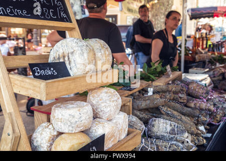 L'Ile Rousse, Korsika - 30. September 2018. Lokal hergestellte Käse und Wurstwaren sind für den Verkauf an ein Handwerker Messe in L'Ile Rousse in der Bal angezeigt Stockfoto