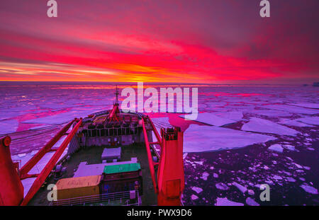 Panorama und nur Luft auf Eisschollen, Gelände und Landschaft der Antarktis. Sunrise, Tag, Sonnenuntergang. Das Schießen mit quadrocopter. Stockfoto