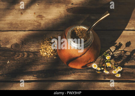 Hohe Betrachtungswinkel von Yerba mate Drink auf natürlichen Hintergrund Stockfoto