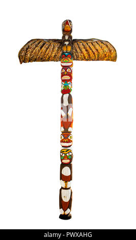 Wooden Totem Pole. Auf weissem Hintergrund. Pfad enthalten. Stockfoto