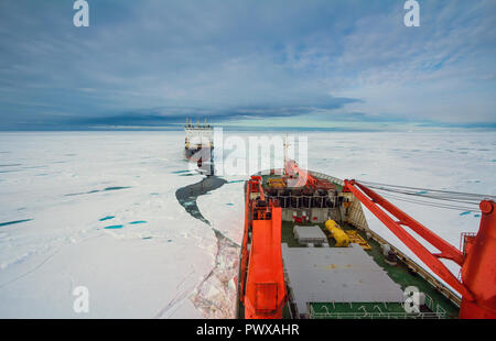 Fortschritte Station, Antarktis am 3. Januar 2016: Cargo Schiff kommt, die in einem Hafen zur Entladung auf einer Eisscholle. Antarktis. Stockfoto