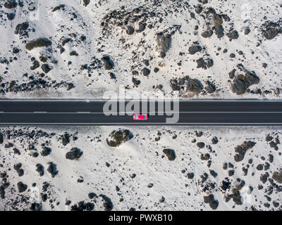 Luftaufnahme von einem roten Auto auf einer Straße durch die Wüste, Sand und Dünen, Lanzarote, Kanarische Inseln, Spanien, Afrika Stockfoto