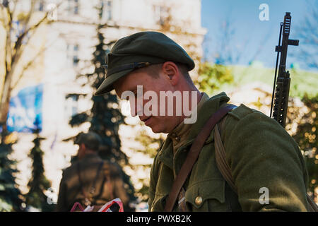 Lemberg, Ukraine - August, 14, 2018: Militärische historische Rekonstruktion ist der Jahrestag der Gründung der Ukrainischen Aufstandsarmee gewidmet. Stockfoto