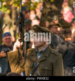 Lemberg, Ukraine - August, 14, 2018: Militärische historische Rekonstruktion ist der Jahrestag der Gründung der Ukrainischen Aufstandsarmee gewidmet. Stockfoto