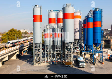 TBS Zement mischen Werk, die Produktion von Zement und Transportbeton, Rhein-Neckar-Hafen Mannheim, flächenmäßig der größte Binnenhafen in Ge Stockfoto