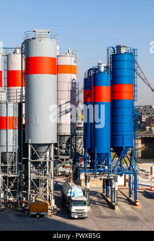 TBS Zement mischen Werk, die Produktion von Zement und Transportbeton, Rhein-Neckar-Hafen Mannheim, flächenmäßig der größte Binnenhafen in Ge Stockfoto