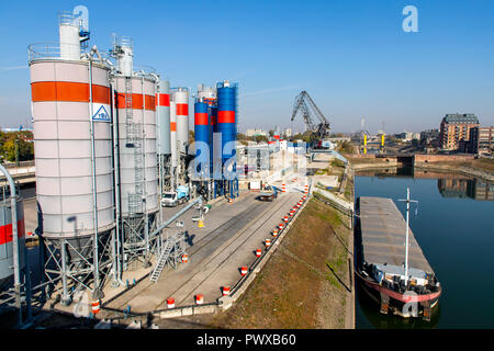 TBS Zement mischen Werk, die Produktion von Zement und Transportbeton, Rhein-Neckar-Hafen Mannheim, flächenmäßig der größte Binnenhafen in Ge Stockfoto