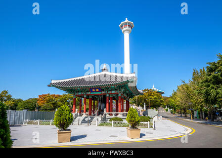 Yongdusan Park mit Bell Pavilion und busan Turm Stockfoto