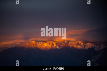 Die Berge gegenüber Thermalpark-Bains in den Französischen Alpen Fang der letzten Sonne des Tages. Stockfoto