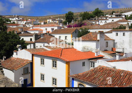 Portugal, Obidos. Dächer und weiß getünchten Fassaden der mittelalterlichen Stadt. Obidos ist ein ausgezeichnetes Beispiel der Erhaltung und nachhaltigen Tourismus. Stockfoto