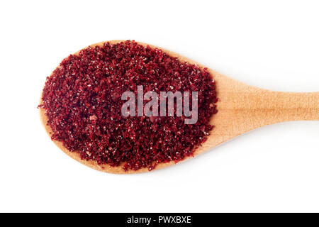 Boden sumac Spice Pulver in hölzernen Löffel auf weißem Hintergrund Stockfoto