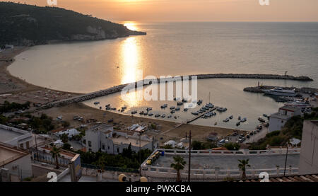 Der Hafen von Vieste, Apulien, Italien, fotografiert an der Sonne. Peschici ist auf der Halbinsel Gargano in der Provinz Foggia. Stockfoto