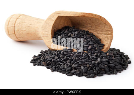 Schwarze Sesamsamen in Holz- Schaufel auf weißem Hintergrund Stockfoto