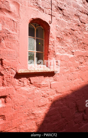 Detail der sonnenbeschienenen aus rotem Backstein Wand mit ...