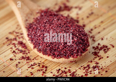 In der Nähe von Boden sumac Spice Pulver in Löffel aus Holz Stockfoto