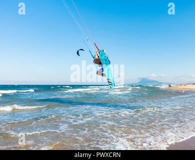 Kitesurfen auf Rabdells Beach in der Nähe von Oliva an der Costa del Azahar, Valencia, Spanien Stockfoto
