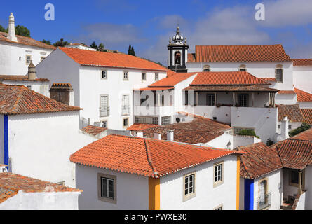 Portugal, Obidos. Dächer und weiß getünchten Fassaden der mittelalterlichen Stadt. Obidos ist ein ausgezeichnetes Beispiel der Erhaltung und nachhaltigen Tourismus. Stockfoto