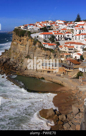 Portugal Azenhas do Mar, Colares, Sintra, nahe bei Lissabon. Dorf, gebaut auf einer Klippe mit Blick auf den Atlantik und den Strand. Stockfoto