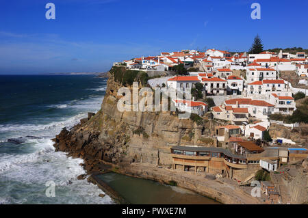 Portugal Azenhas do Mar, Colares, Sintra, nahe bei Lissabon. Dorf, gebaut auf einer Klippe mit Blick auf den Atlantik und den Strand. Stockfoto