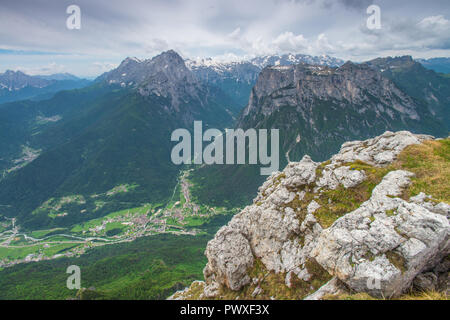 Luftaufnahme, Gipfel blicken von Agordo Stadt, den italienischen Dolomiten. Mountain Village in der Forstwirtschaft Tal, das von mächtigen Gipfeln umgeben. Stockfoto