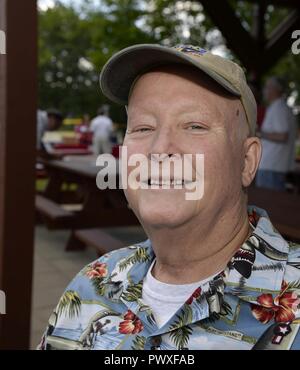 Kendall W. Brock, ein pensionierter Air Force Chief Master Sergeant, posiert für ein Portrait bei der jährlichen Rentner tag Ereignis am 21. Juni 2017, bei Pease Air National Guard Base, N.H. Brock Mitglied des 157 Luftbetankung Flügel für 35 Jahre. Stockfoto