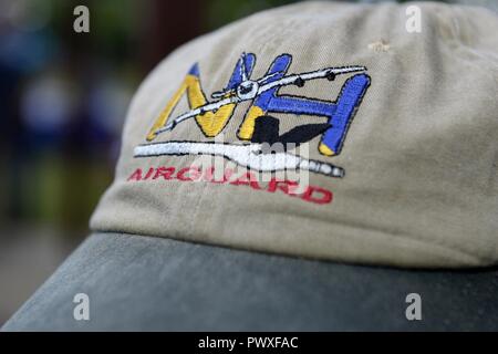 Kendall W. Brock, ein pensionierter Air Force Chief Master Sergeant, trägt sein N.H. Air Guard hat bei der jährlichen Rentner tag Ereignis am 21. Juni 2017, bei Pease Air National Guard Base, N.H. Brock zog sich von der 157 Luftbetankung Flügel nach 35 Jahren Service. Stockfoto