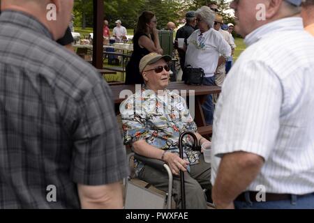 Kendall W. Brock, ein pensionierter Air Force Chief Master Sergeant, spricht mit Freunden bei der jährlichen Rentner tag Ereignis am 21. Juni 2017, bei Pease Air National Guard Base, N.H. Brock zog sich von der 157 Luftbetankung Flügel in 2005. Stockfoto