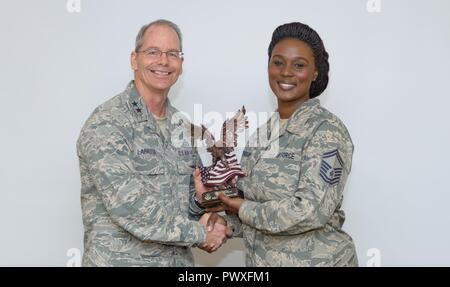 Generalmajor Bob LaBrutta, 2 Air Force Commander, präsentiert die 2. AF herausragende Senior NCO des Jahres Auszeichnung Senior Master Sgt. Tiffany Patterson, 81st Force Support Squadron Karriere Hilfe Advisor, in der professionellen Entwicklung Mitte Juni 20, 2017, auf Keesler Air Force Base, Fräulein eine Karriere Hilfe Advisor erzieht die Flieger auf Umschulung Chancen, Nutzen und Berechtigungen. Sie auch professionelle Entwicklung Veranstaltungen zu militärischen, zivilen zur Verfügung. Stockfoto